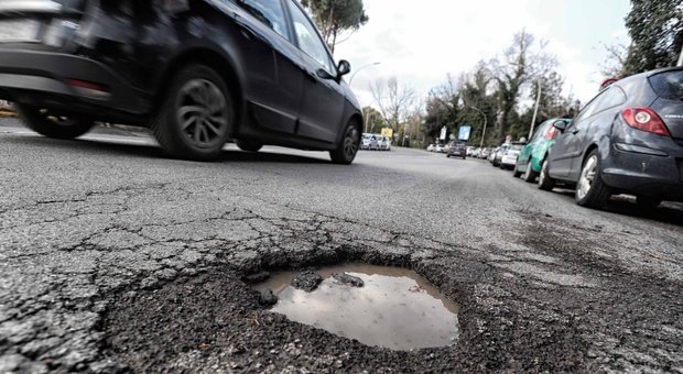 Buche a Roma, sponsor privati per ripararle: la resa del Campidoglio